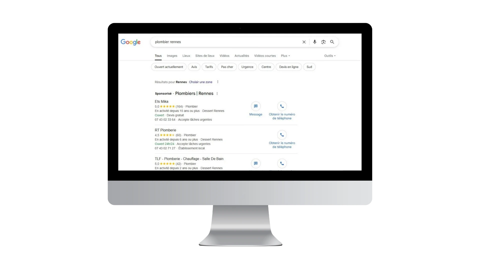 Résultats sponsorisés Google pour plombier à Rennes affichés sur écran d’ordinateur avec notes et numéros de téléphone. Exemple de campagne Local Ads Service.